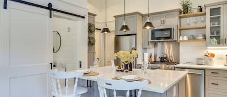 Fridge, microwave, stovetop, dishwasher