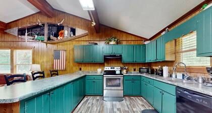 Cozy riverfront home with tubes, fishing, full kitchen & peaceful views