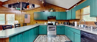 Cozy riverfront home with tubes, fishing, full kitchen & peaceful views