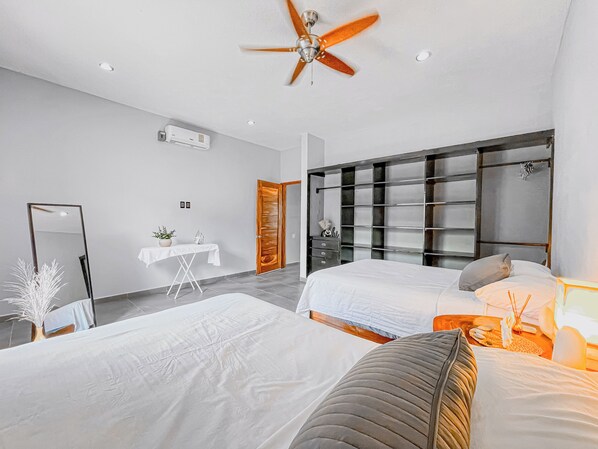 Tabla de planchar con plancha, wifi y ropa de cama 