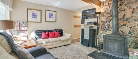 Fernseher, Kamin, DVD-Player, Bücher