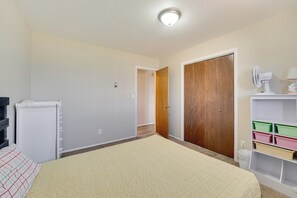 3 bedrooms, desk, internet, bed sheets