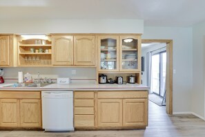 Fridge, microwave, stovetop, dishwasher