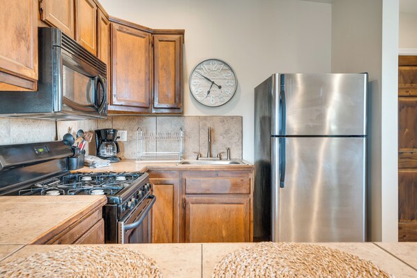 Microwave, coffee/tea maker, cookware/dishes/utensils