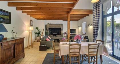 1.5kms from beautiful beaches, the thatched village of Ménéham and shops.