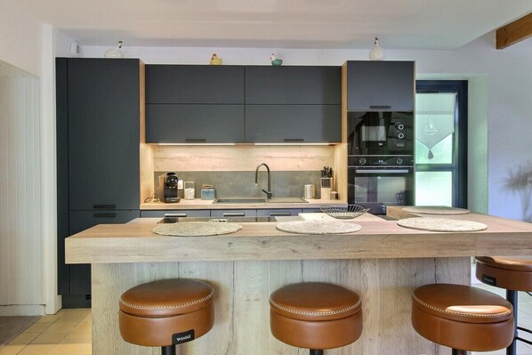 Micro-ondes, four, plaque de cuisson, lave-vaisselle