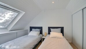 3 bedrooms, desk, iron/ironing board, travel cot