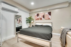 Desk, iron/ironing board, WiFi, bed sheets