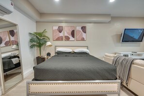 Desk, iron/ironing board, WiFi, bed sheets