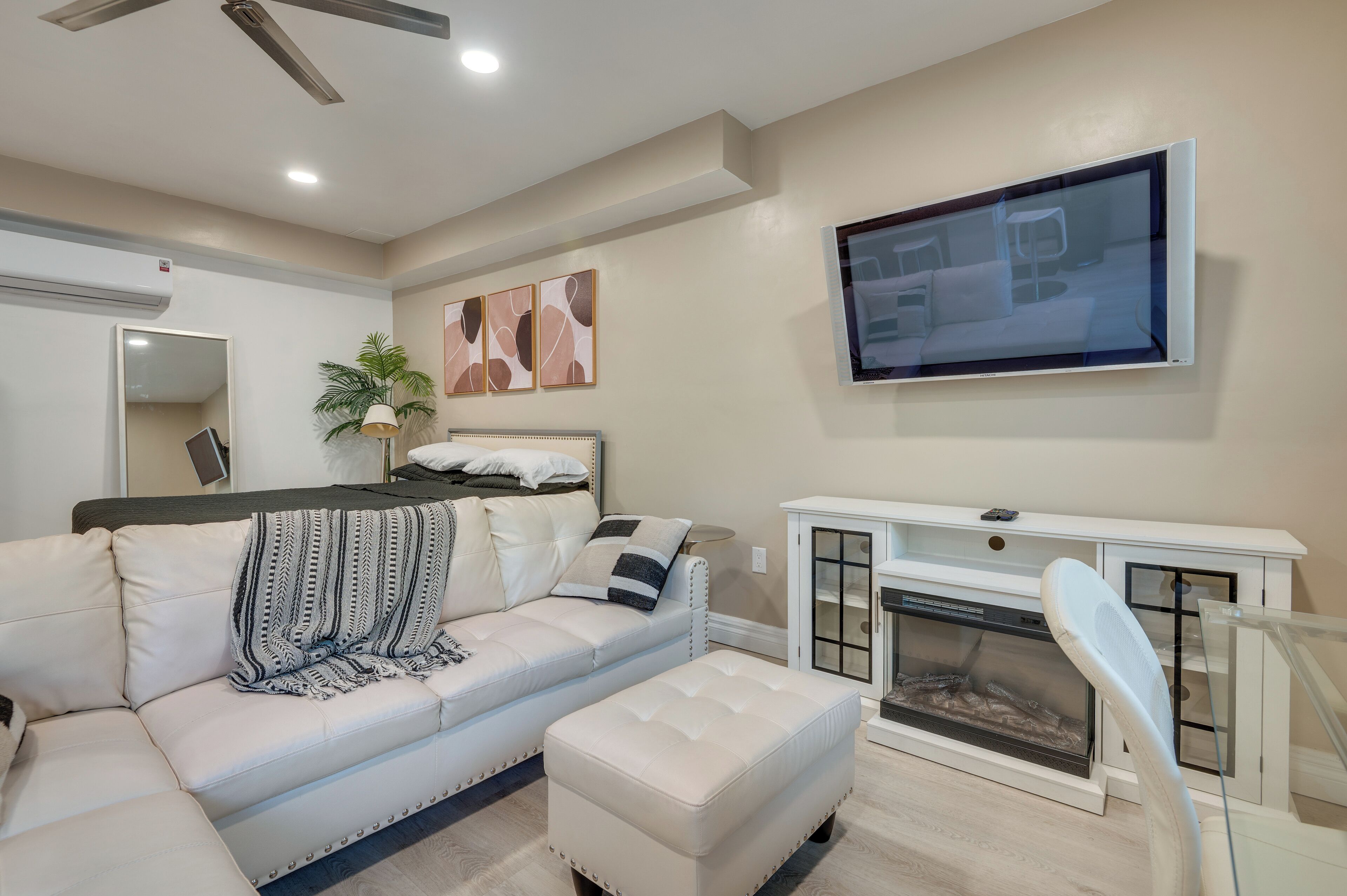 Desk, iron/ironing board, WiFi, bed sheets