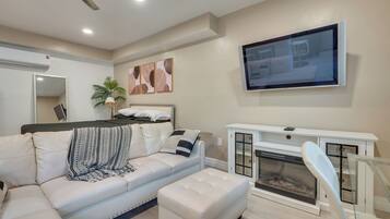 Desk, iron/ironing board, WiFi, bed sheets