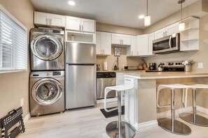 Fridge, microwave, stovetop, dishwasher