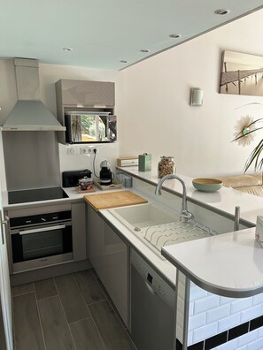 Micro-ondes, four, plaque de cuisson, lave-vaisselle