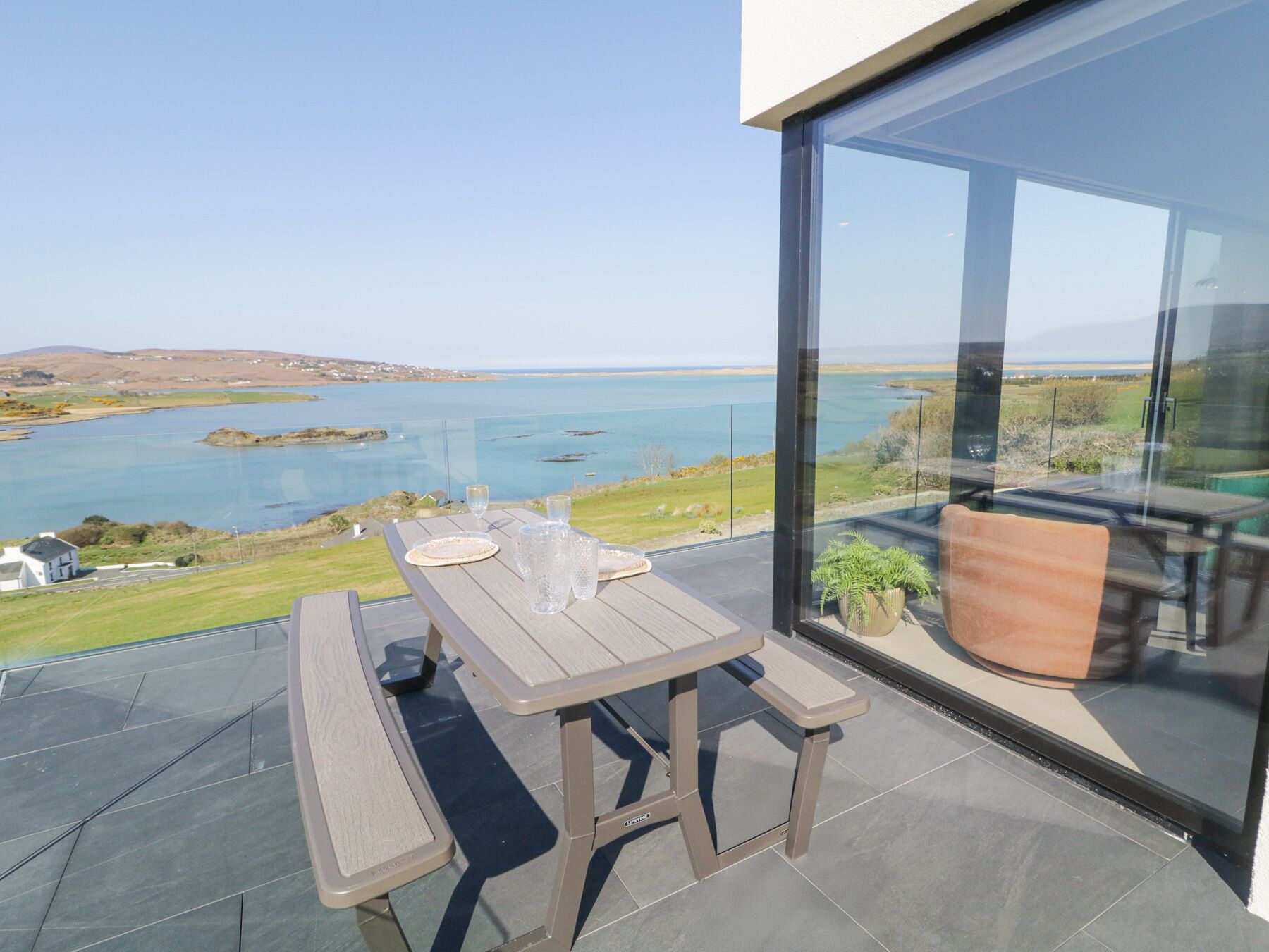 屋外ダイニングエリア