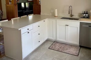 Een microgolfoven, een oven, een kookplaat, een vaatwasser