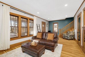 Smart TV, libri, impianto stereo, monitor per computer