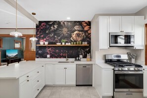 Frigorifero, microonde, forno, piano cottura