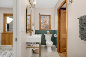 Shower, hair dryer, towels, soap - Peaceful Lake Elmo Home Near Stillwater, 3BR/2BA, Garage Parking, Pet-Friendly! (Lake Elmo)