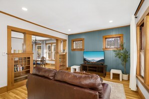 Smart TV, libri, impianto stereo, monitor per computer