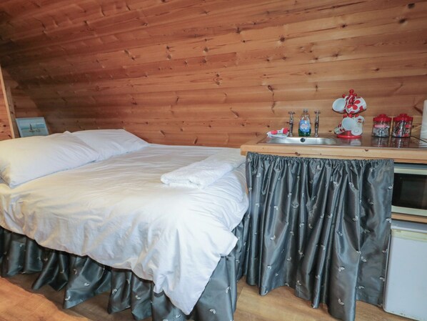 Room - RIVER VIEW POD, pet friendly, with open fire in Muff, County Donegal (Muff)