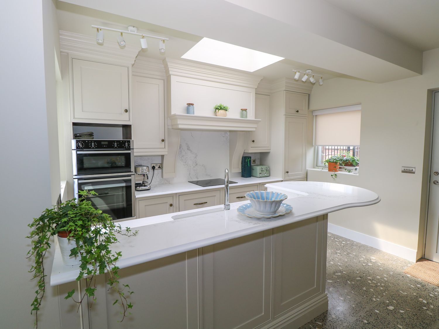 Een vaatwasser, kookgerei, borden en bestek