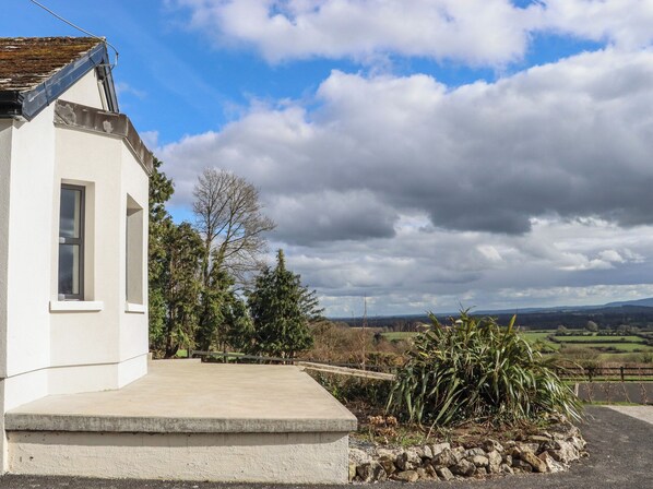 Terrace/patio - HEATHERBELL HOUSE, pet friendly, with open fire in Buttevant (Buttevant)