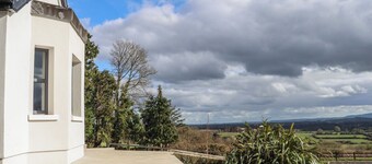 HEATHERBELL HOUSE, pet friendly, with open fire in Buttevant