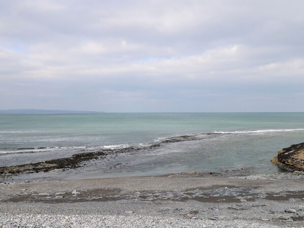 بالقرب من الشاطئ