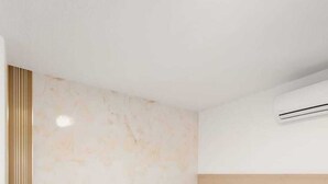 Une chambre à coucher moderne avec un lit en bois, une touche de bleu, un mur en marbre et un plafond blanc.