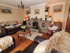 Living area - BARR NA HAILLE, family friendly in Dingle, County Kerry (Ballyickeen)