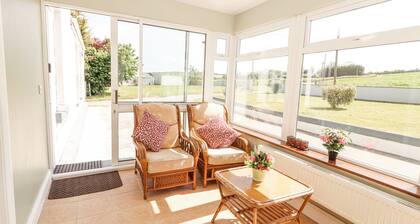 DROMCLOUGH FARMHOUSE, family friendly in Listowel, County Kerry