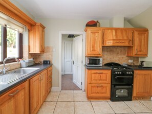 Kühlschrank, Geschirrspüler, Kochgeschirr/Geschirr/Besteck