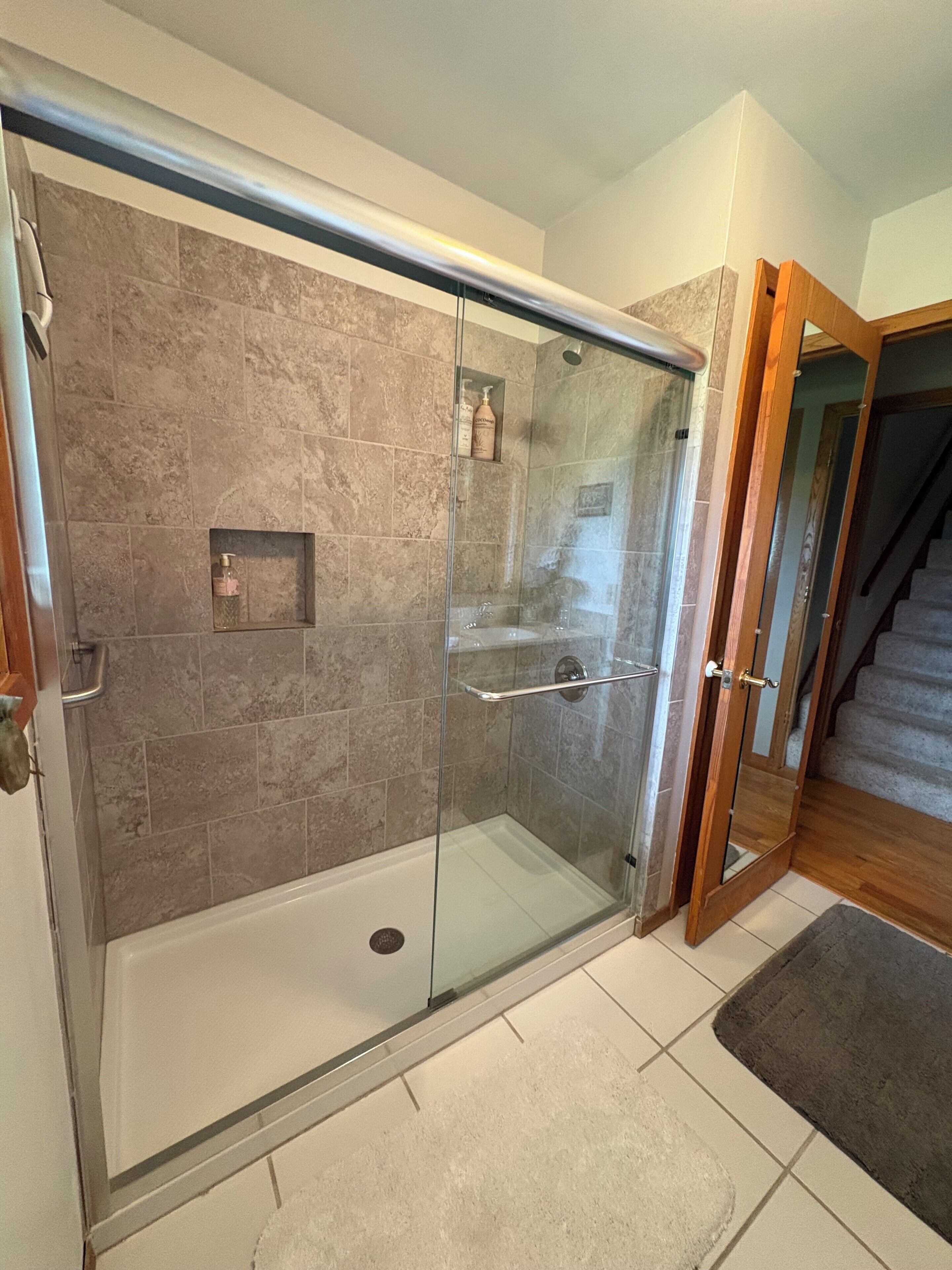 Shower, jetted tub, hair dryer, towels