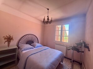 2 chambres, fer et planche à repasser, Wi-Fi, draps fournis