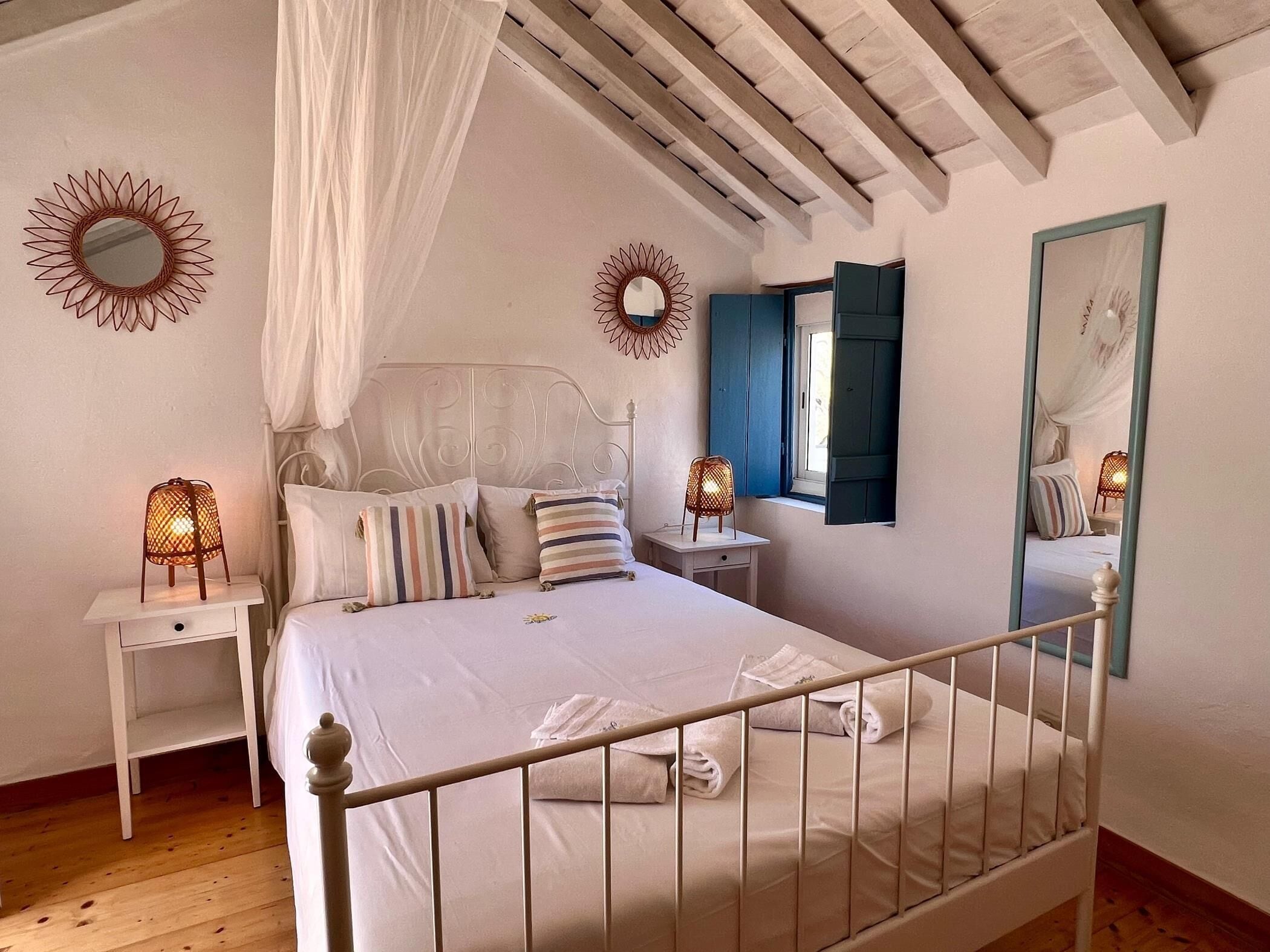 2 bedrooms, iron/ironing board, internet, bed sheets