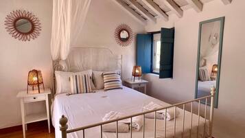 2 bedrooms, iron/ironing board, internet, bed sheets