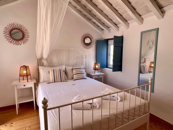 2 bedrooms, iron/ironing board, Internet, bed sheets