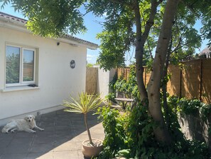 Terrace/patio - TO THE BEACH!, pet friendly, country holiday cottage in Skerries (Loughshinny)