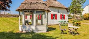 ROSE COTTAGE, pet friendly, with open fire in Killaloe, County Clare