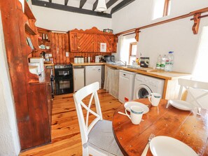 Jääkaappi, astianpesukone, keittoastiat/astiat/ruokailuvälineet