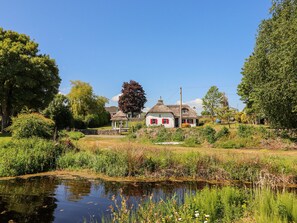 Property grounds - ROSE COTTAGE, pet friendly, with open fire in Killaloe, County Clare (SCARRIFF)