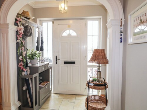 DONAGH CROSS TOWN HOUSE, pet friendly in Carndonagh, County Donegal