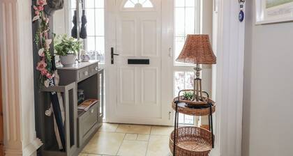 DONAGH CROSS TOWN HOUSE, pet friendly in Carndonagh, County Donegal