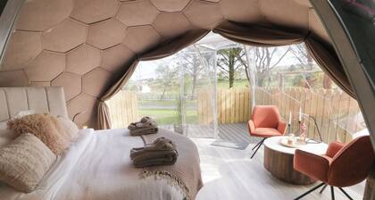 NUMBER 2 DOME, romantic, with a garden in Derrybeg, County Donegal