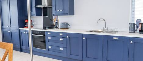 Frigorifero, lavastoviglie, pentole/stoviglie/utensili