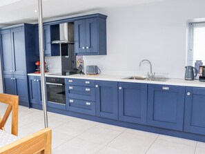 Fridge, dishwasher, cookware/dishes/utensils - DALY'S PLACE, family friendly in Ballyporeen, County Tipperary (Ballyporeen)