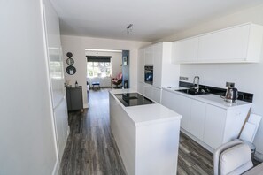 Lave-vaisselle, batterie de cuisine, vaisselle et ustensiles