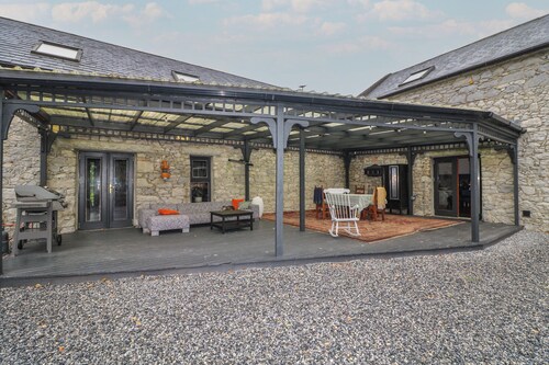 WOODVILLE LODGE, pet friendly, character holiday cottage in Rhode