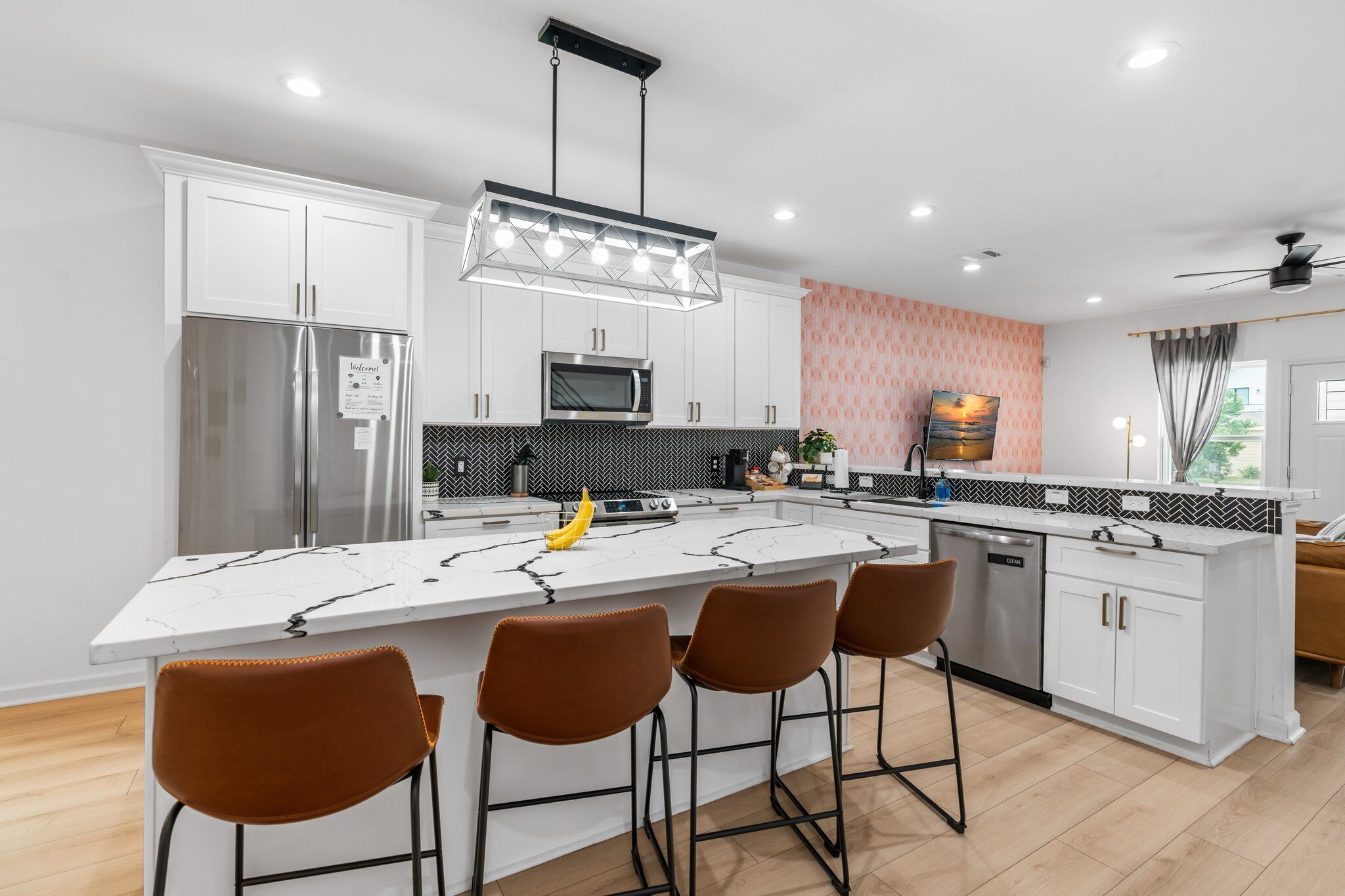 冷蔵庫、電子レンジ、オーブン、コンロ