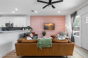 Smart TV - Hot Tub & Theater – Near Med Center/NRG (Houston)